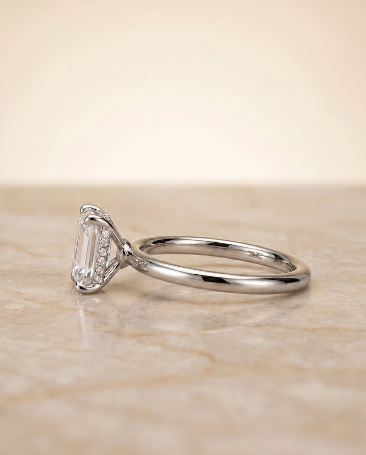 ตัวเรือนแหวนหมั้นเพชรเม็ดเดี่ยว Eartha Hidden Halo สำหรับเพชรทรงมรกตในทองคำขาว 18K