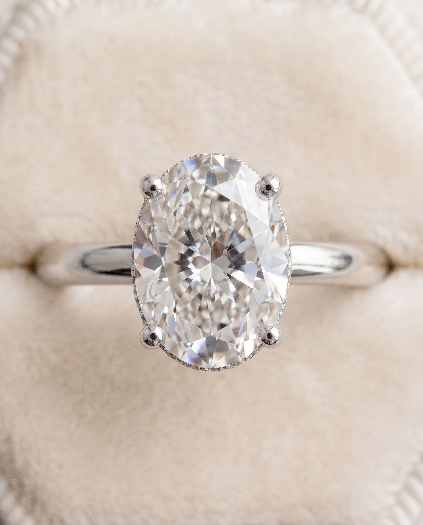 ตัวเรือนแหวนหมั้น Eartha Hidden Halo Solitaire สำหรับเพชรรูปไข่ ทองคำขาว 18K