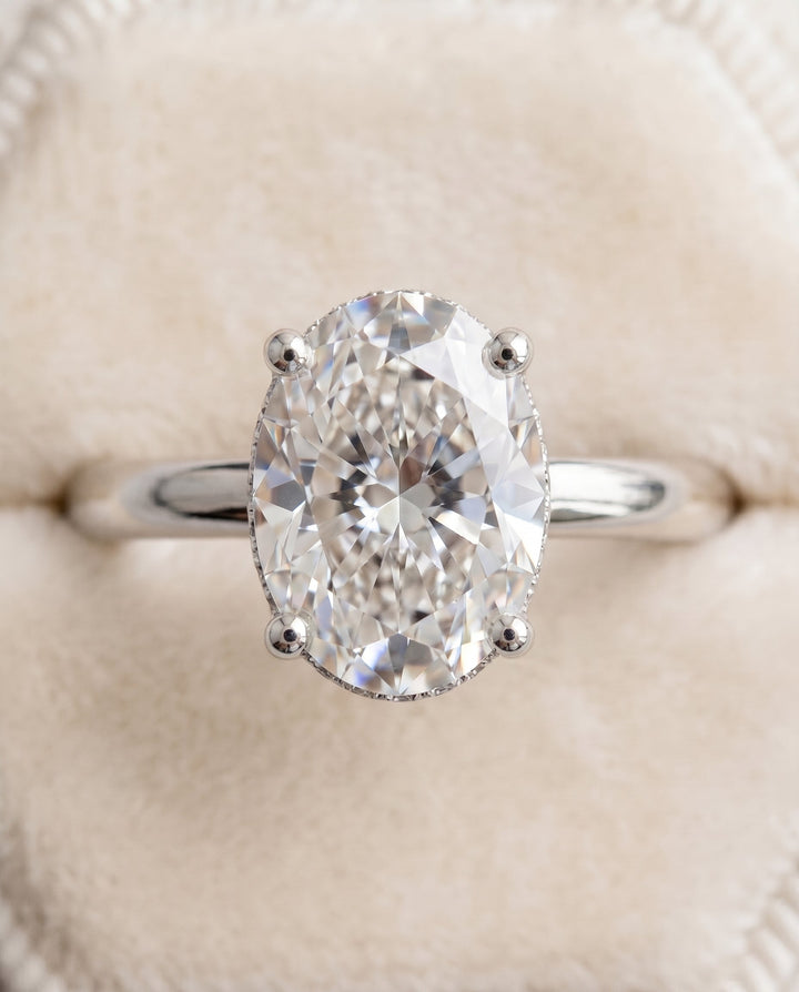 ตัวเรือนแหวนหมั้น Eartha Hidden Halo Solitaire สำหรับเพชรรูปไข่ ทองคำขาว 18K