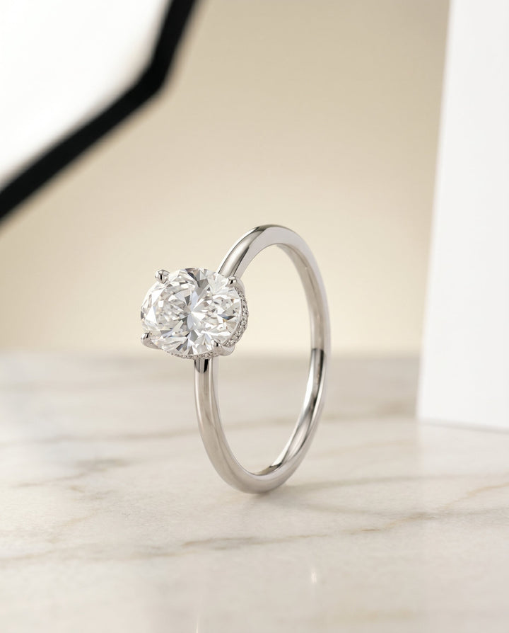 ตัวเรือนแหวนหมั้น Eartha Hidden Halo Solitaire สำหรับเพชรรูปไข่ ทองคำขาว 18K
