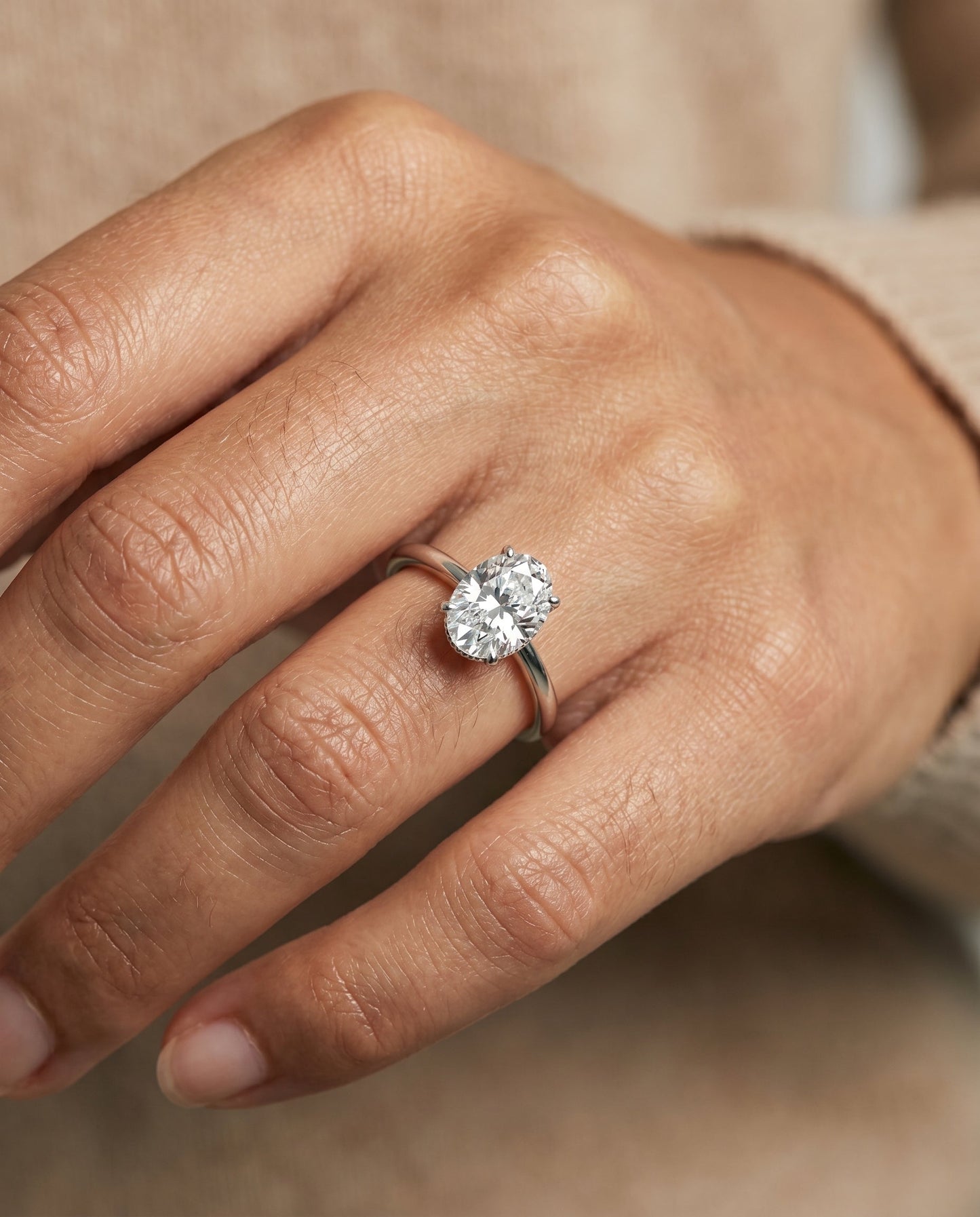ตัวเรือนแหวนหมั้นเพชร Eartha Hidden Halo Solitaire สำหรับเพชรทรงไข่ แพลทินัม