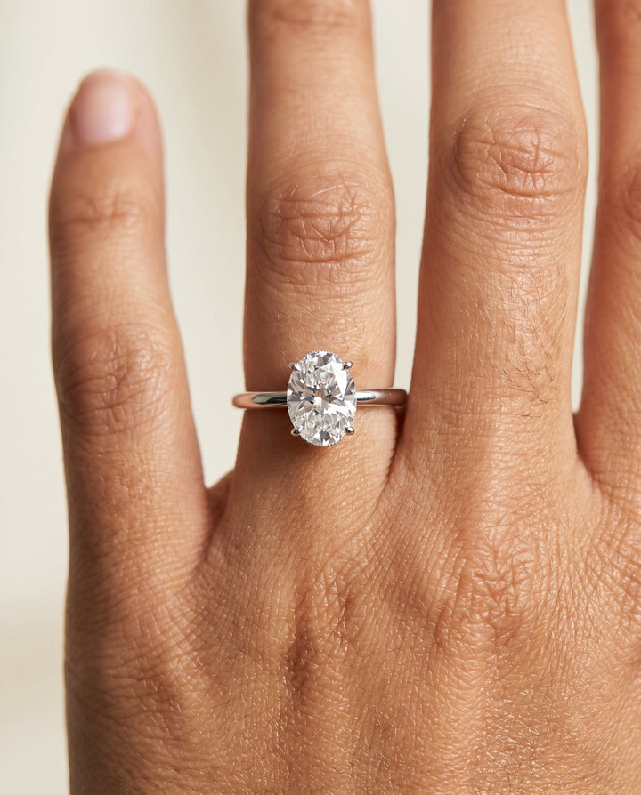 ตัวเรือนแหวนหมั้น Eartha Hidden Halo Solitaire สำหรับเพชรรูปไข่ ทองคำขาว 18K