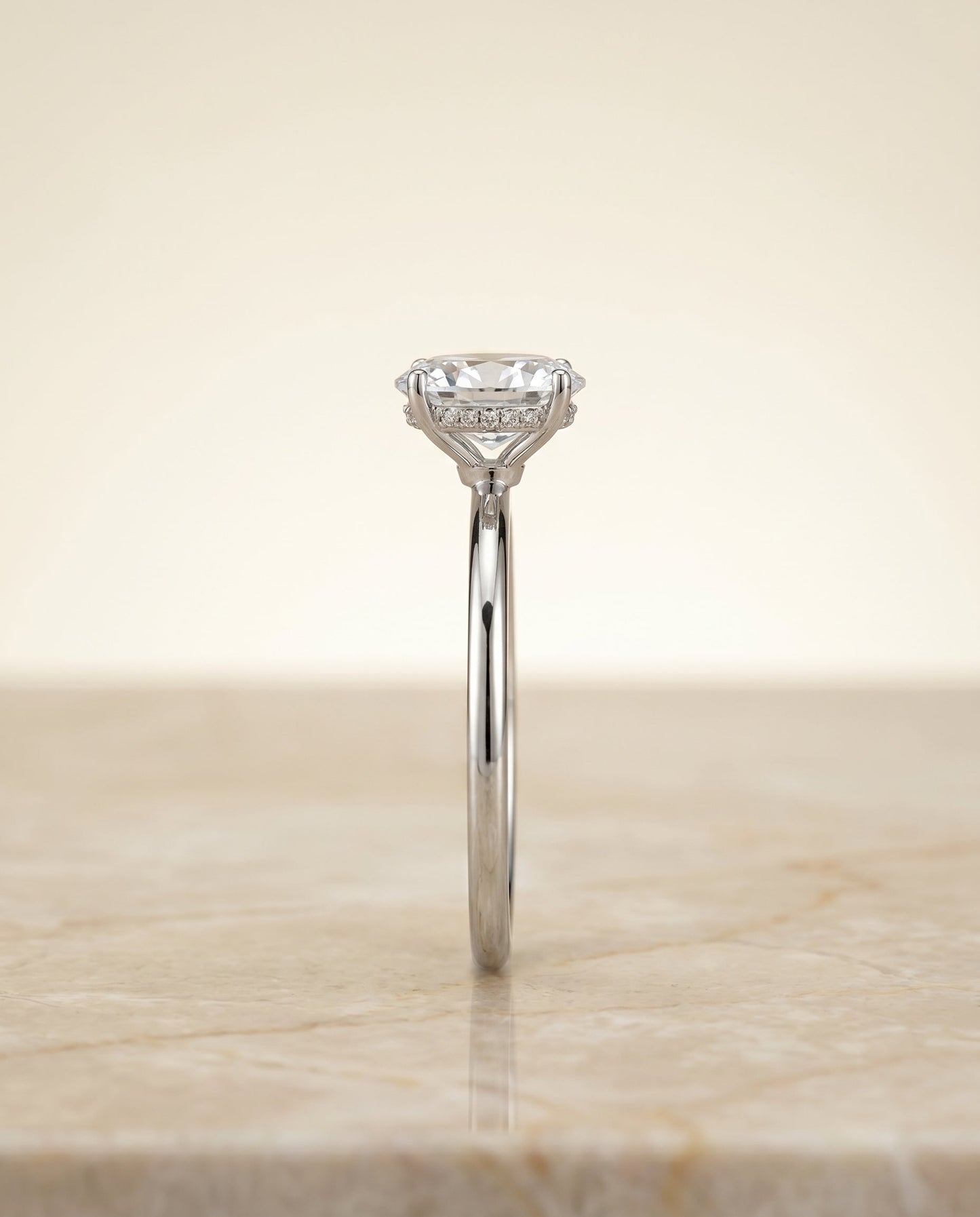 ตัวเรือนแหวนหมั้น Eartha Hidden Halo Solitaire สำหรับเพชรรูปไข่ ทองคำขาว 18K