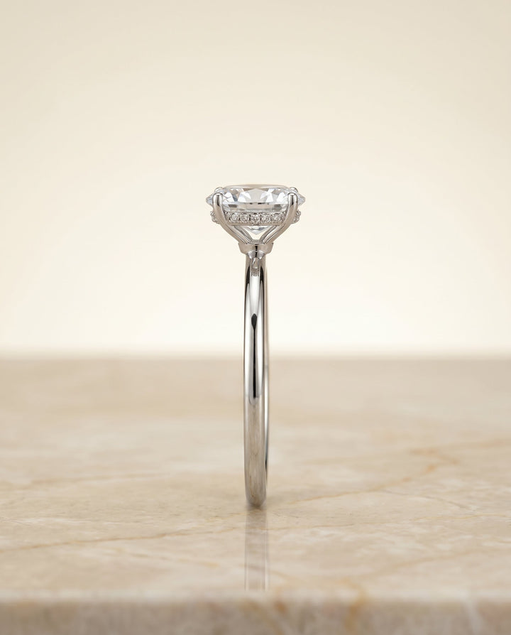 ตัวเรือนแหวนหมั้นเพชร Eartha Hidden Halo Solitaire สำหรับเพชรทรงไข่ แพลทินัม