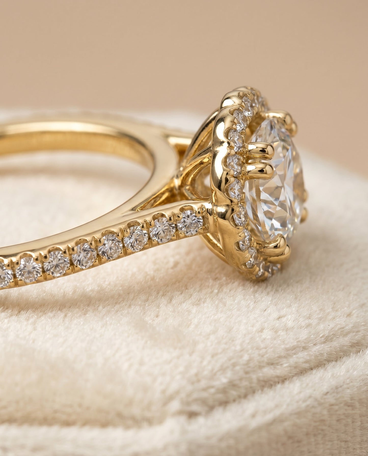 ตัวเรือนแหวนหมั้น Florence Scalloped Pavé Halo สำหรับเพชรทรงกลม ตัวเรือนทอง 18K