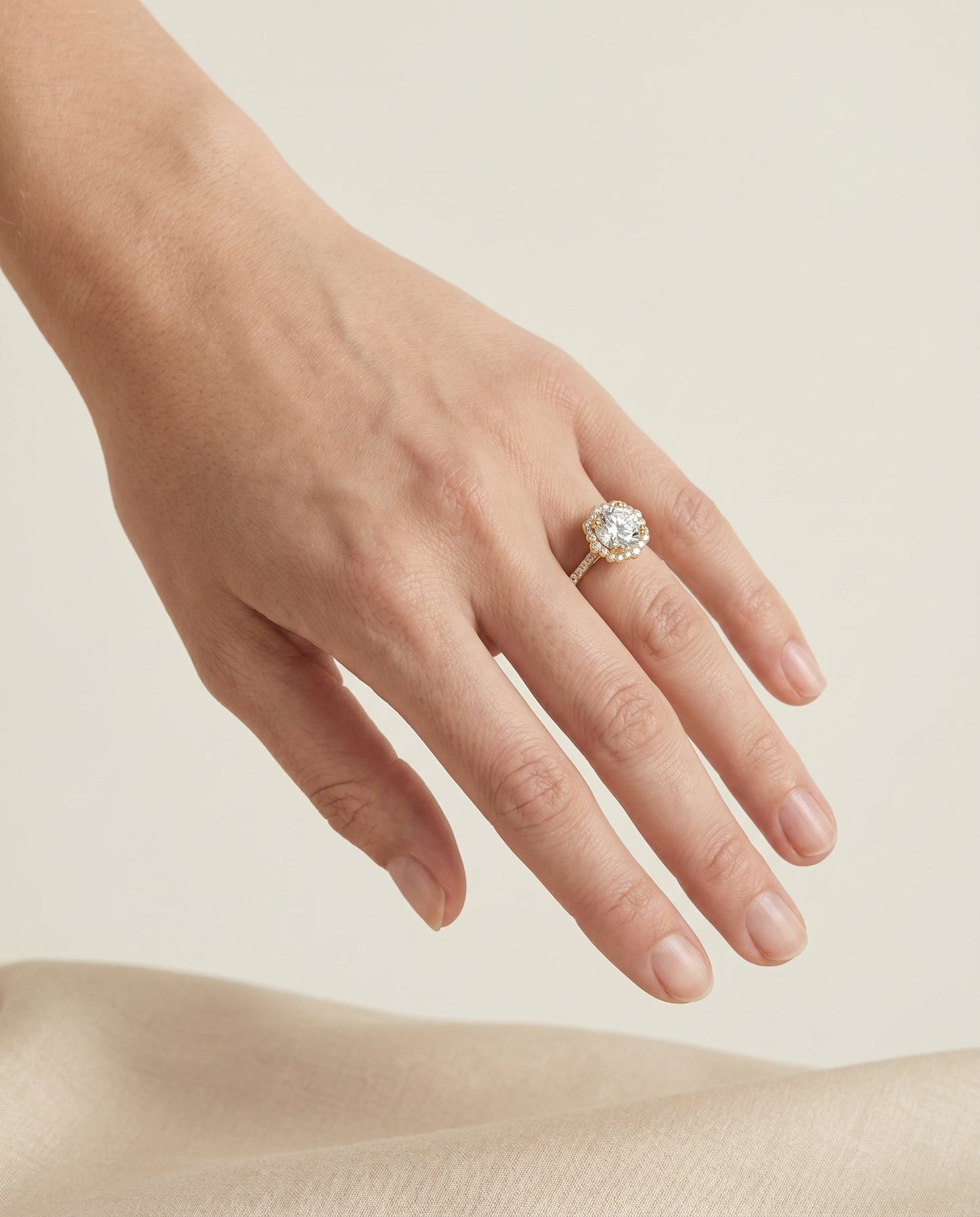 ตัวเรือนแหวนหมั้น Florence Scalloped Pavé Halo สำหรับเพชรทรงกลม ตัวเรือนทอง 18K