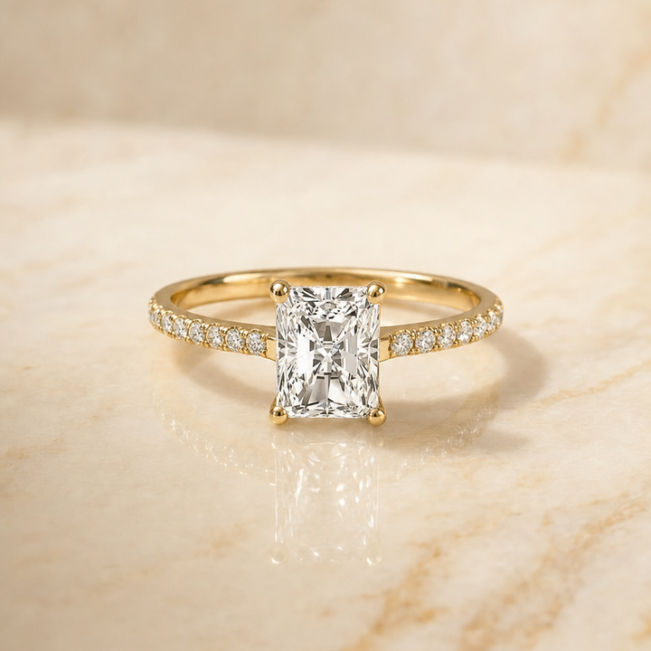 ตัวเรือนแหวนหมั้นเพชร Donna ทรงเรเดียนท์ ฝังปาเว่ ทองคำเหลือง 18K จาก RockHer