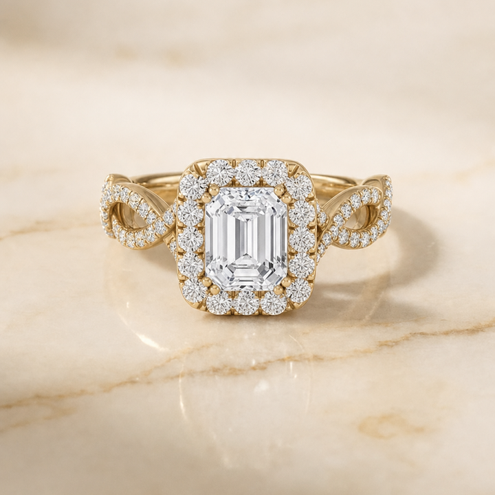 ตัวเรือนแหวนหมั้นเพชร Annie ทรงมรกต ฝังปาเว่ ทองคำเหลือง 18K จาก RockHer